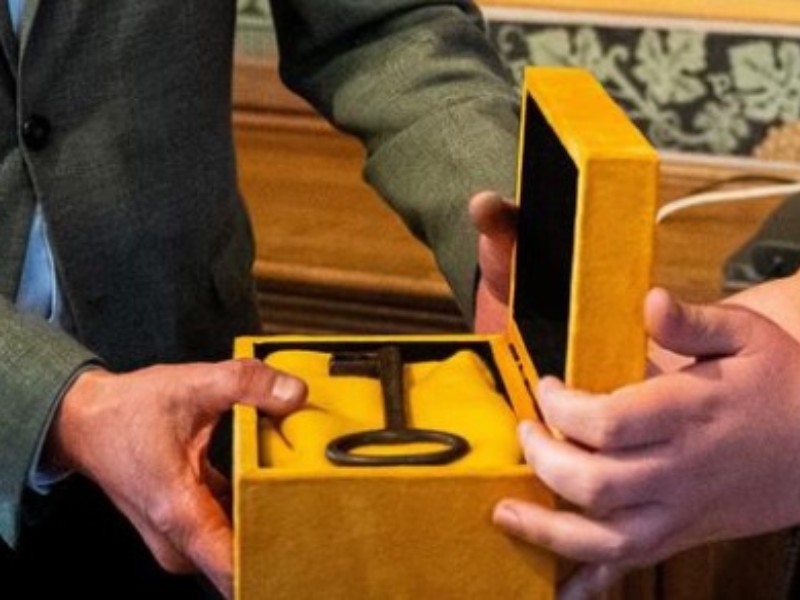 Familie van verzetsstrijder overhandigt sleutel van Huis van Bewaring aan Drents Museum